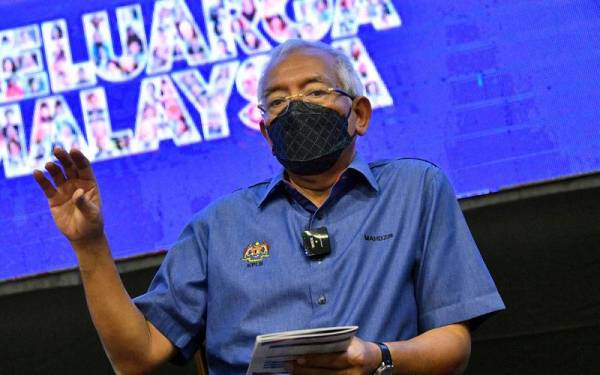 Mahdzir ketika sidang akhbar selepas Majlis Pengisytiharan dan Penyerahan Keuntungan Boleh Agih Akhir projek peserta-peserta Felcra 2021 di Lembaga Hasil Dalam Negeri pada Khamis. - Foto Bernama