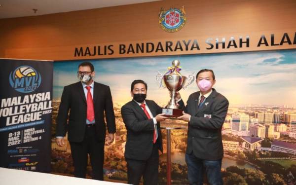 Presiden MAVA, Hean Boon Yeow (kanan) dan Datuk Bandar Shah Alam, Datuk Zamani Ahmad Mansor (tengah) menjulang piala Kejohanan Malaysia Volleyball League 2022 ketika sidang media, pada Rabu.