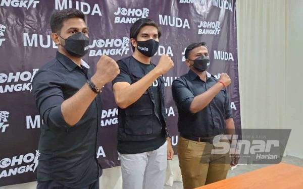 Dari kiri Rasid, Syed Saddiq dan Sangaran selepas majlis memperkenalkan tiga lagi calon Muda di Taman Eco Cascadia, Johor Bahru, pada Khamis.