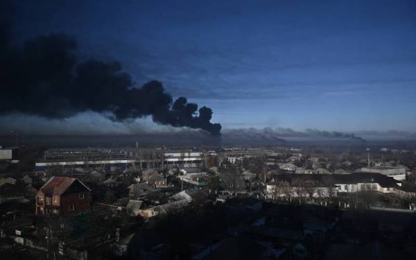 Kiev dakwa tentera masih kekal di benteng pertahanan walaupun Moscow sasar elemen infrastruktur ketenteraan. - Foto: AFP