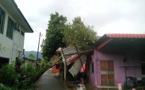 Antara kediaman yang rosak akibat kejadian ribut di daerah Yan pada petang Khamis. - Foto APM KEDAH