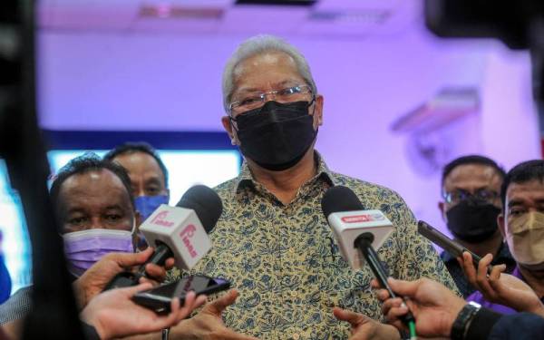 Annuar ketika sidang media Majlis Penyampaian Watikah Komuniti Keluarga Malaysia di Dewan Serbaguna Kota Kecil pada Khamis. - Foto Bernama