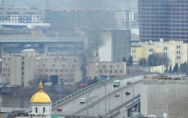 Kesan letupan dan asap dikesan di sebuah kawasan berhampiran bangunan ketenteraan Ukraine di bandar Kiev. - Foto AP