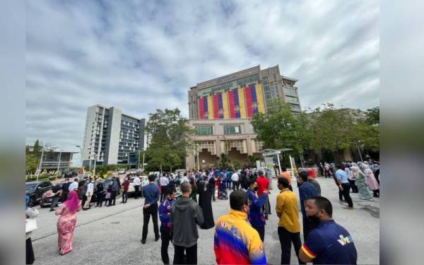 Keadaan di luar Menari Wilayah Persekutuan sebaik penggera kecemasan berbunyi.