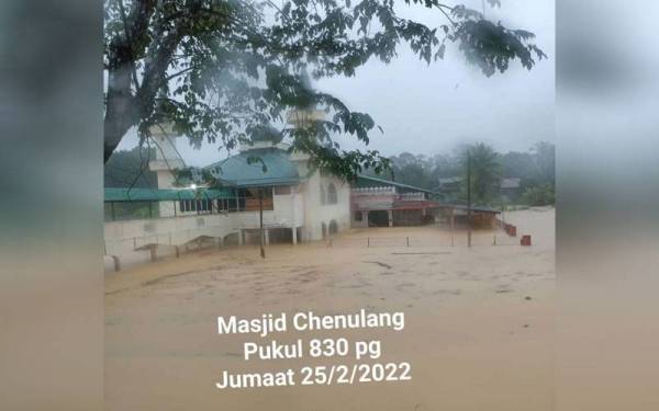 Masjid Mukim Chenulang dinaiki air ekoran hujan lebat sejak malam Khamis. - Gambar media sosial