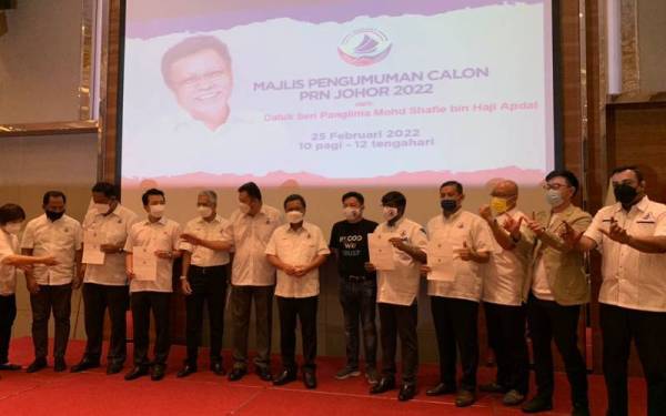 Mohd Shafie (tengah) bergambar bersama pimpinan dan calon Warisan yang akan bertading pada PRN Johor di sebuah hotel di Johor Bahru pada Jumaat.