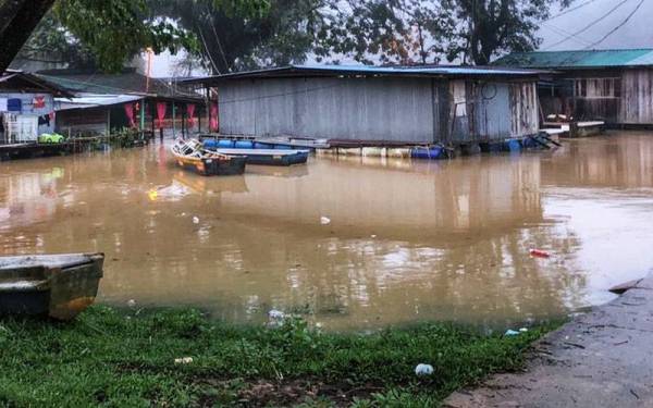 Keadaan rumah kedai di Dataran Bantal, Jerantut yang mula dinaiki air sejak awal pagi Jumaat.