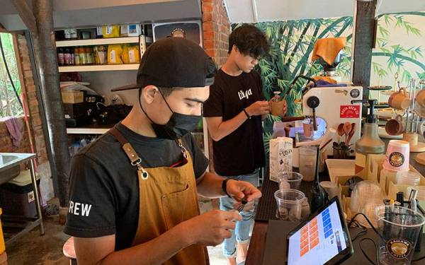 Kopi antara minuman yang disediakan di Min House Camp yang diusahakan oleh Nur Muhammad.