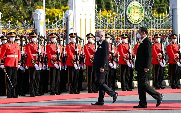 Ismail Sabri bersama Prayuth pada majlis sambutan rasmi lawatan Perdana Menteri Malaysia di Rumah Kerajaan, di Bangkok pada Jumaat. - Foto Bernama