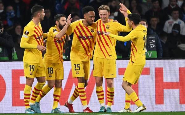 Aubameyang (tengah) meraikan jaringan bersama para pemain Barca lain selepas menjaringkan gol keempat pasukan ketika berdepan Napoli dalam saingan Liga Europa di Stadium Diego Armando Maradona. - Foto AFP