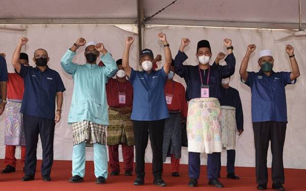 Presiden Parti Pribumi Bersatu Malaysia (Bersatu) merangkap Pengerusi Perikatan Nasional (PN) Tan Sri Muhyiddin Yassin (tengah) bersama calon PN N. 07 Bukit Kepong Datuk Dr Sahruddin Jamal dan N. 08 Bukit Pasir Muhd Nur Iqbal Abd Razak sebelum proses penamaan calon bagi Pilihan Raya Negeri Johor di Bilik Gerakan Zon Utara Pagoh hari ini. - Foto Bernama