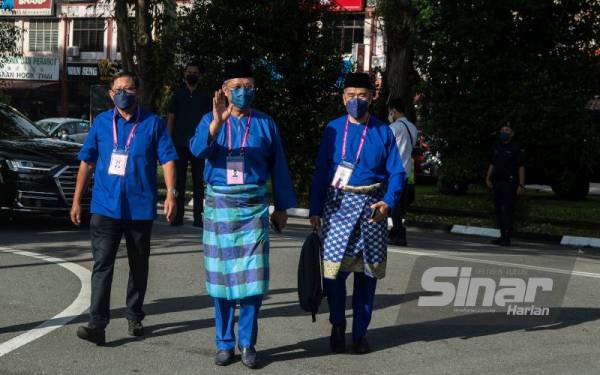 Calon BN Datuk Hasni Mohammad melambaikan tangan ketika tiba di Pusat Penamaan Calon DUN N.53 Benut bagi PRN Johor di Dewan Serbaguna Benut, pada Sabtu. - Foto Bernama