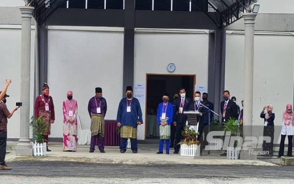 Pengumuman penamaan calon di DUN Endau di Dewan Serbaguna Endau pada Sabtu.