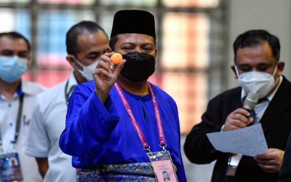 Ismail menunjukkan nombor kedudukan dalam kertas undi selepas mengemukakan kertas penamaan calon di Pusat Penamaan Calon di Dewan Karisma, Institut Kemahiran Tinggi Belia Negara (IKTBN) Pagoh, pada Sabtu. - Foto Bernama