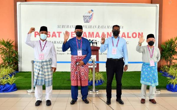 Calon-calon yang bertanding bagi PRN Johor bagi DUN Layang-layang (dari kiri) Ahmad Shafiq Othaman ( Pejuang), Mutalib Rahim (BN), K. Alagathiran (PN) dan Dr Maszlee Malik (PKR) bergambar di Pusat Penamaan Calon Dewan Muafakat, Majlis Daerah Simpang Renggam pada Sabtu. - Foto Bernama