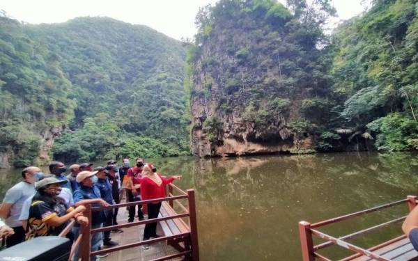 Nolee Ashilin (kanan) melihat kawasan Tasik Cermin selepas menyempurnakan perasmian Prapelancaran Tasik Cermin Eco Park Ipoh, pada Sabtu.