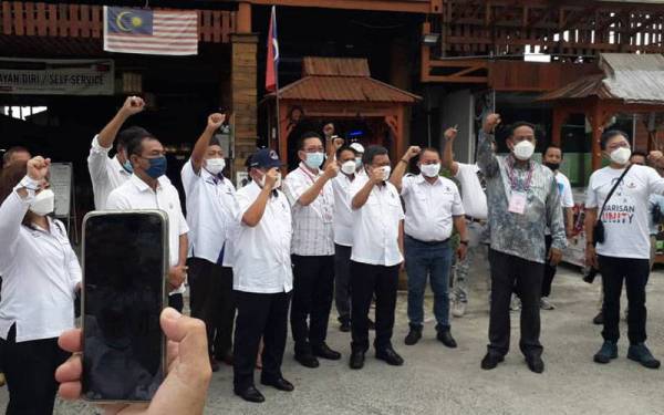 Mohd Shafie dan Mohamed Ridza (tengah) selepas penamaan calon Warisan bagi kerusi DUN Permas di Stadium Tertutup MBPG, Pasir Gudang, pada Sabtu.