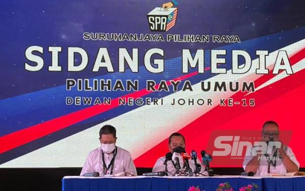 Abdul Ghani (tengah) ketika berucap pada sidang media di Pusat Media SPR di Pusat Konvensyen Antarabangsa Persada di sini pada Sabtu