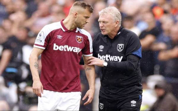 Yarmolenko (kiri) diberikan cuti oleh West Ham susulan krisis antara Ukraine dan Rusia.