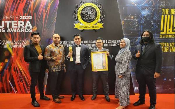 Syafiq (tiga dari kiri) ketika menerima anugerah kategori The BrandLaureate Bumiputera BestBrands 2022 mewakili VFive Group Sdn Bhd pada Jumaat.