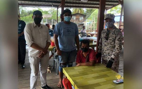 Mangsa, Md Shamsuddin (duduk) berjaya ditemukan nelayan tempatan di Perairan Batu Laut di sini pada Sabtu.