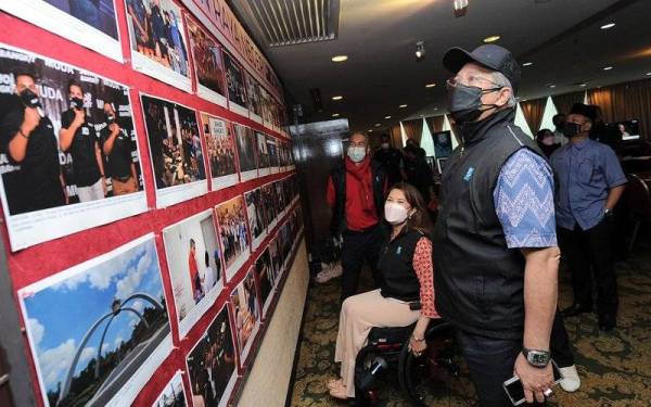 Annuar (kanan) ketika melawat Pusat Operasi Pertubuhan Berita Nasional Malaysia (Bernama) sempena Pilihan Raya Negeri Johor, pada Sabtu. 