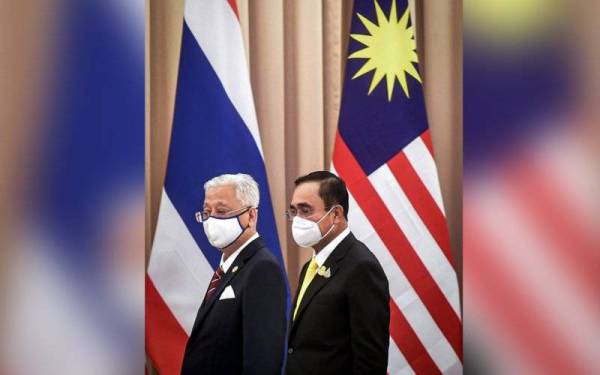 Ismail Sabri (kiri) bersama Prayuth Chan o-cha. - Foto Bernama
