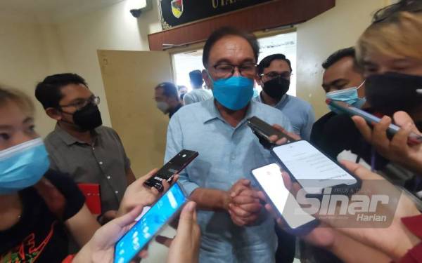 Anwar ketika ditemui pemberita dalam program Santai Petang Belia di Kompleks Pentadbiran Daerah Port Dickson di sini pada Sabtu.