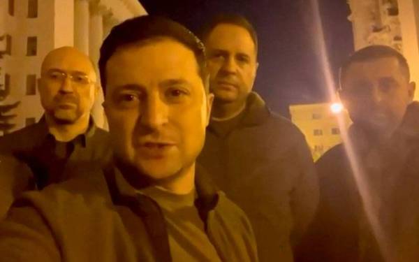 Video pendek dimuat naik Presiden Ukraine, Zelensky (depan) bersama pegawai kanan di Kiev. - AFP