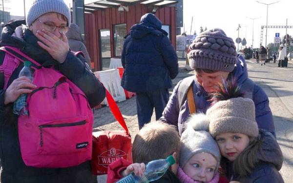 Wanita dan kanak-kanak Ukraine menyeberangi sempadan Poland untuk mendapatkan perlindungan. - AFP