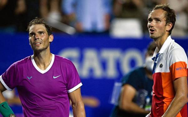 Nadal (kiri) dan Medvedev selepas perlawanan Terbuka Mexico di Acapulco. - Foto AFP