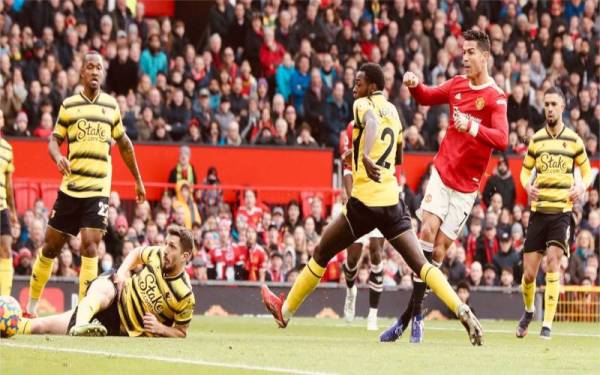 Ronaldo ketika melakukan percubaan ke arah gawang Watford dalam perlawanan Liga Perdana Inggeris di Stadium Old Trafford.