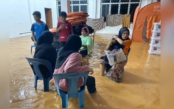 Mangsa banjir di PPS yang dinaiki air di Hulu Terengganu mengemas keperluan mereka untuk ke kawasan lebih selamat.