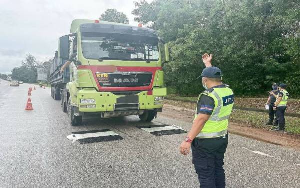 Anggota penguat kuasa JPJ Pahang melakukan pemeriksaan ke atas sebuah lori dalam operasi Ops Tutup yang diadakan sekitar Kuantan baru-baru ini. - Foto JPJ Pahang