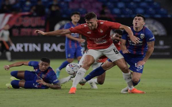 Pemain KL City FC Giancarlo Gallifuoco mengasak pemain JDT Forestieri Fernando Martin ketika perlawanan Piala Sumbangsih di Stadium Sultan Ibrahim, pada Sabtu. Foto Bernama