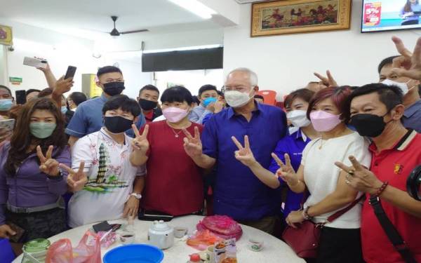 Najib (tengah) bersama Hiang Kee bertemu komuniti Cina di sebuah restoran di Taman Bukit Indah, Johor Bahru pada Ahad.