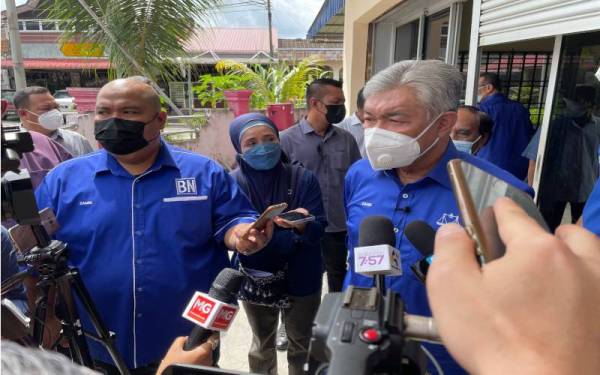 Ahmad Zahid ketika ditemui pemberita selepas majlis ramah mesra di Ayer Hitam, pada Ahad.