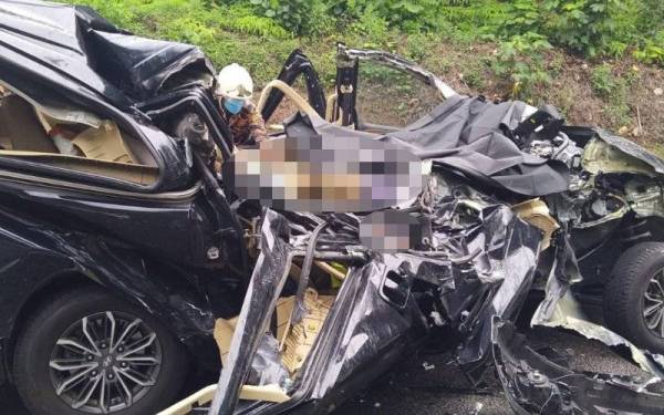 Empat penumpang kenderaan jenis Hyundai maut selepas bertembung dengan sebuah Toyota Hilux.