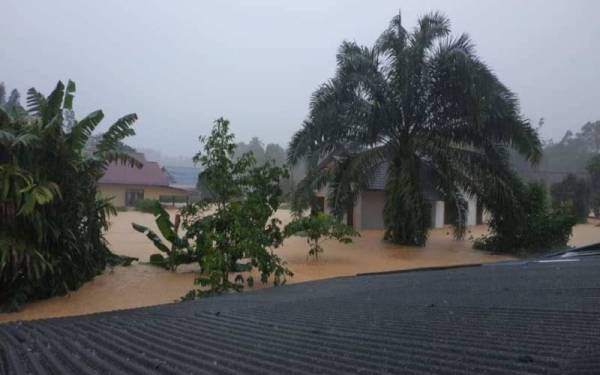 Keadaan sekitar kediaman yang dinaiki air sehingga ke paras bumbung di Kampung Lubuk Pait, Hulu Terengganu.