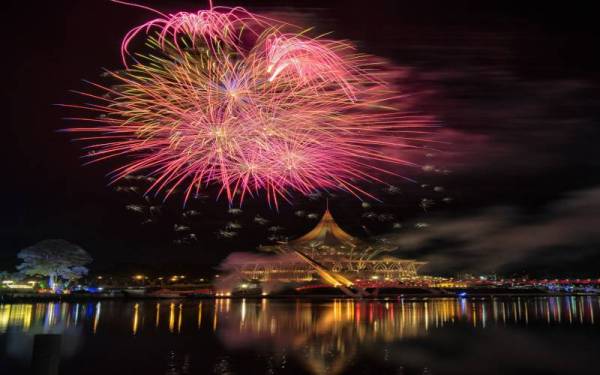 Persembahan bunga api mewarnai ruang udara bandaraya Kuching sempena perasmian Citrawarna Keluarga Malaysia 2022 di Tebingan Sungai Kuching, pada malam Sabtu. Foto Bernama
