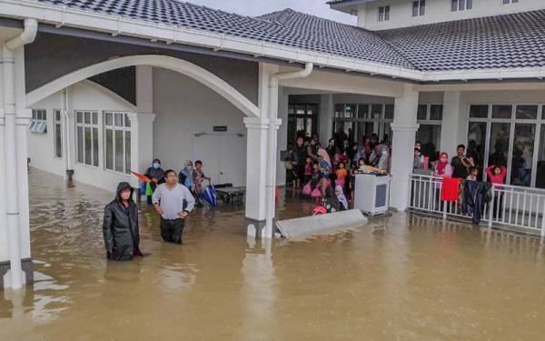 Sebahagian mangsa banjir yang terperangkap berikutan hujan lebat. - Foto Bernama