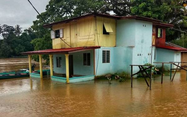 Keadaan kawasan rumah kedai di Dataran Bantal sekali lagi dinaiki air pada Ahad.