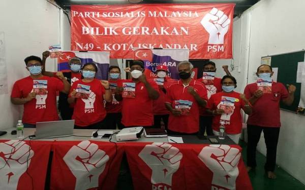 Arangkannal (tiga dari kiri) menunjukkan manifesto PSM yang menawarkan tiga teras utama untuk PRN Johor selepas sidang akhbar di Bilik Gerakan PSM Cawangan Kota Iskandar, Iskandar Puteri pada Ahad.