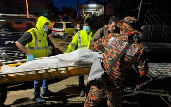 Seorang warga emas yang dikhuatiri hilang selepas terjatuh ke dalam Sungai Galas di Pengkalan Lan, Kampung Kuala Gris, Kuala Krai mangsa korban pertama banjir di negeri ini apabila ditemukan lemas pada Ahad.