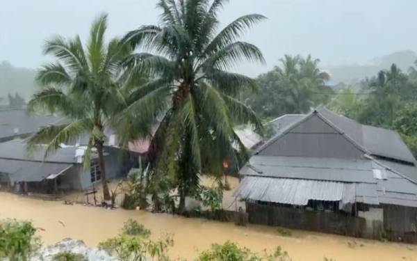 Keadaan kediaman di Kampung Gunung Menerong dan Kampung Menerong dekat Kuala Berang di Hulu Terengganu yang hampir ditenggelami air.