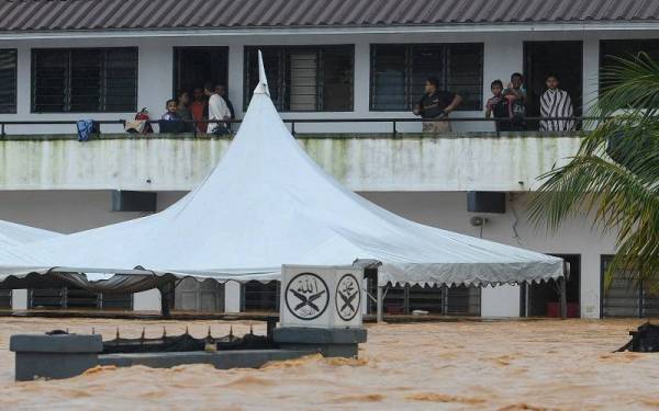 Pelajar di salah sebuah pusat tahfiz di Kampung Padang Ipoh, Kuala Berang di sini berada di tingkat atas bangunan itu selepas ditenggelami banjir pada Ahad.