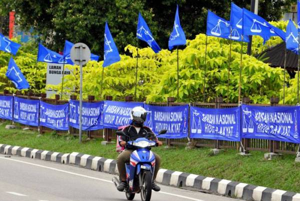 Deretan bendera parti bertanding mula memenuhi kawasan sekitar Simpang Renggam bagi PRN Johor ke-15. - Foto Bernama