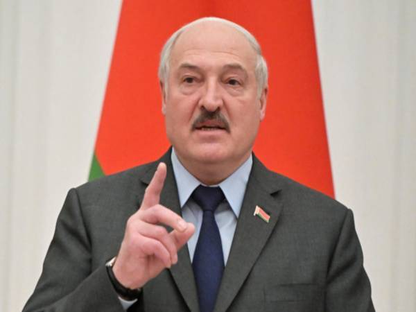 Lukashenko juga memberi amaran beliau akan meminta Putin 'mengembalikan semula' senjata nuklear kepada Belarus jika Barat menggerakkan senjata nuklear mereka ke negara sempadan Minsk. - Foto Agensi