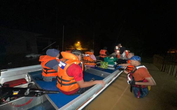 Operasi memindahkan penduduk Kampung Bukit Tok Bak, Hulu Terengganu oleh pasukan keselamatan. - Foto APM