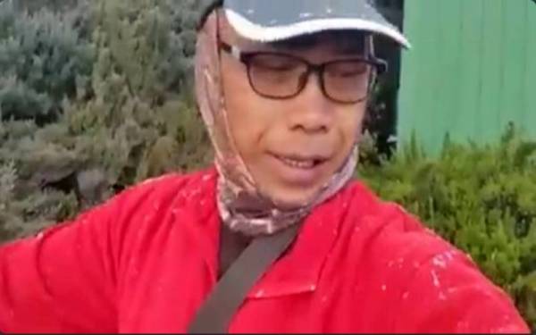 Pelatih laluan Via Ferrata, Hajiri Sulumin sempat merakam suasana ketika salji turun ketika sedang menunggu pendaki di Sayat-Sayat pada jam 7.18 pagi hari ini.